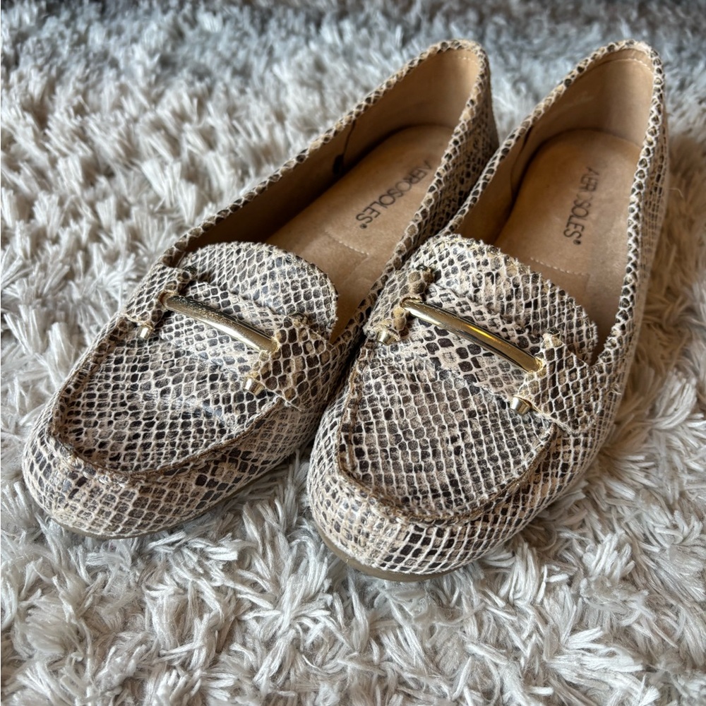 🟢AEROSOLES. Snake embossed textured flats with gold buckle. Size 8